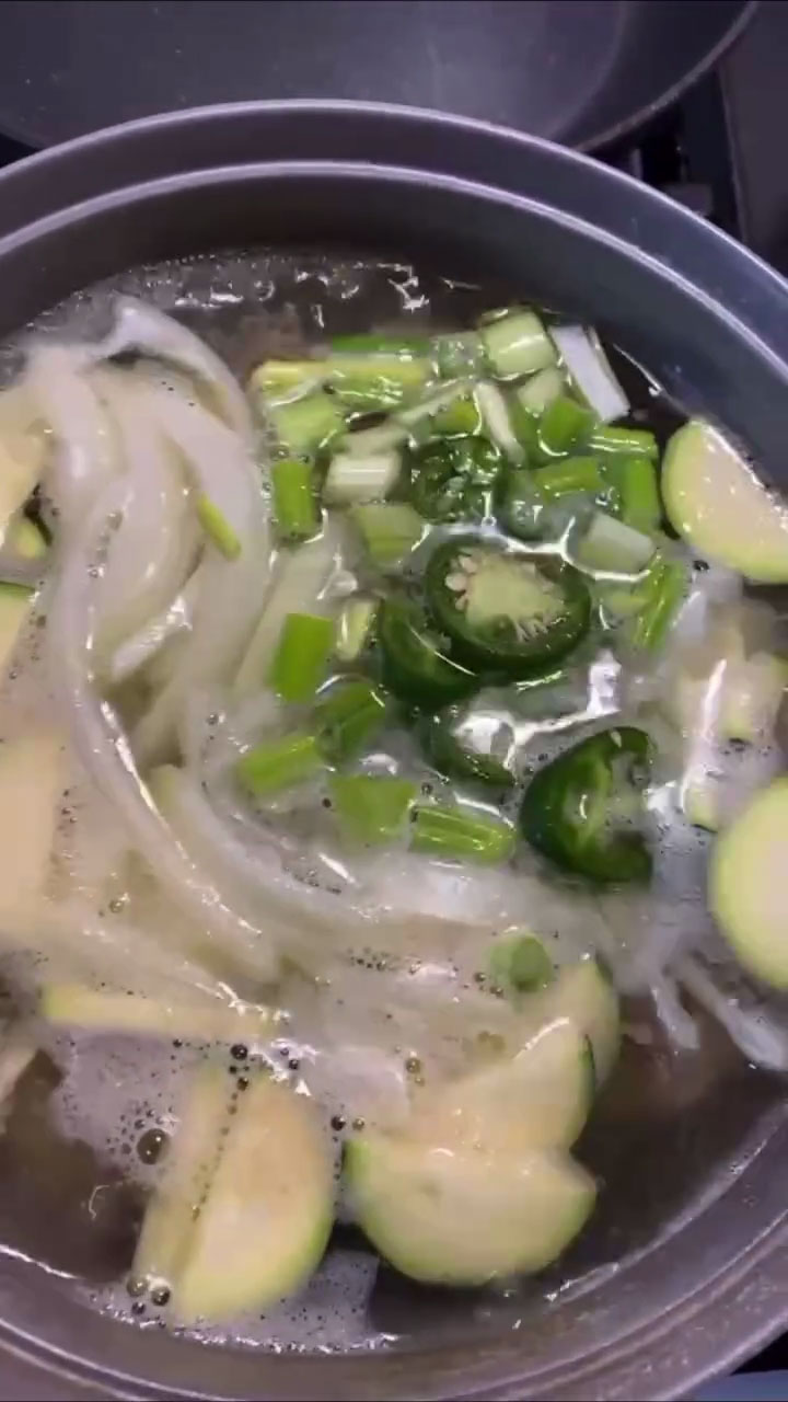 Boiling the vegetables in anchovy soup stock  