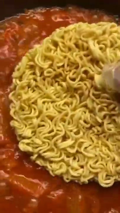 Add instant noodles to the stew