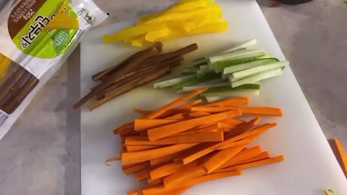 Chop the vegetables into equal matchstick sizes