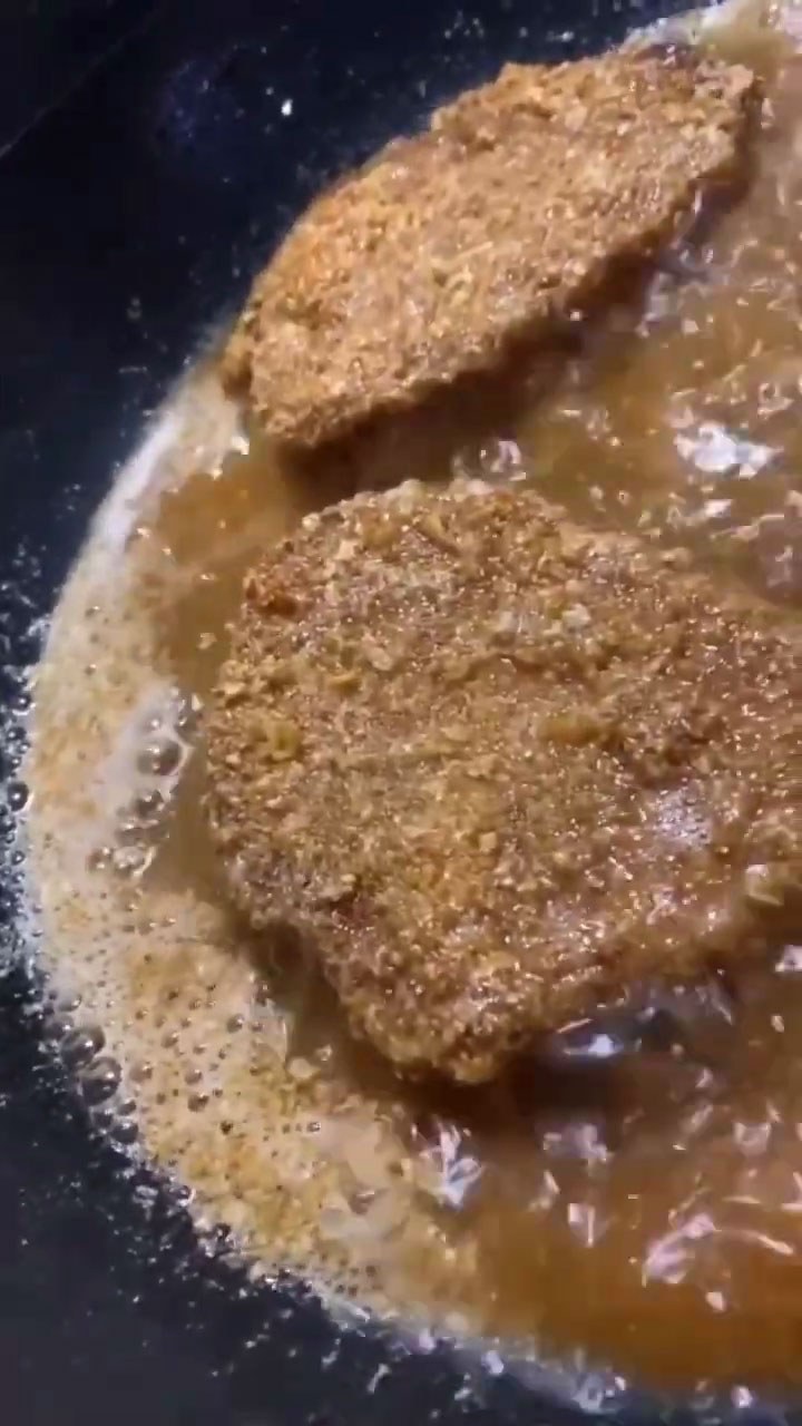 Fry the pork cutlet
