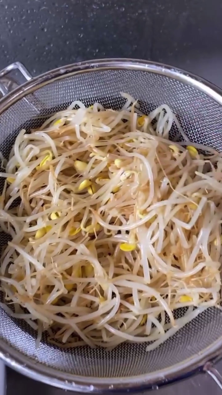 Drain the beansprouts thoroughly 