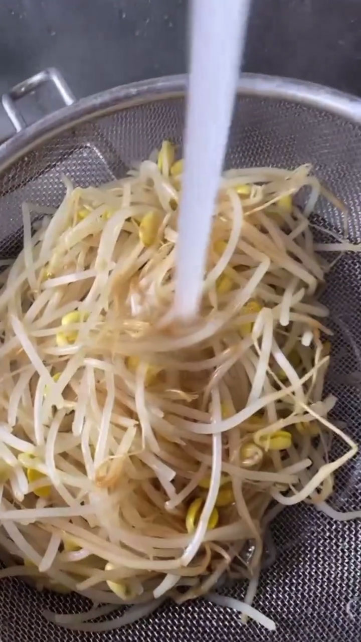 Rinse the beansprouts 