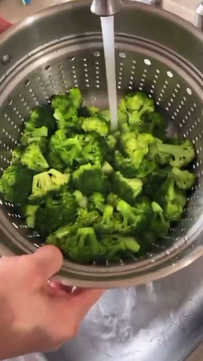 Rinse the blanched broccoli with cold water