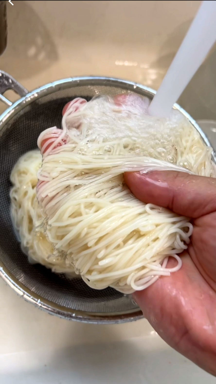 Rinse the noodles and drain 