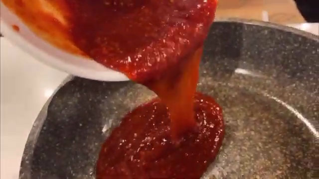 Combine and boil the sauce ingredients