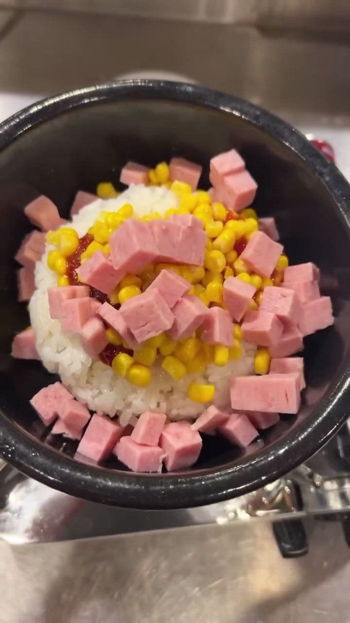 Top the rice with spam and corn