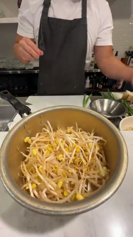 Put beansprouts on the pot 