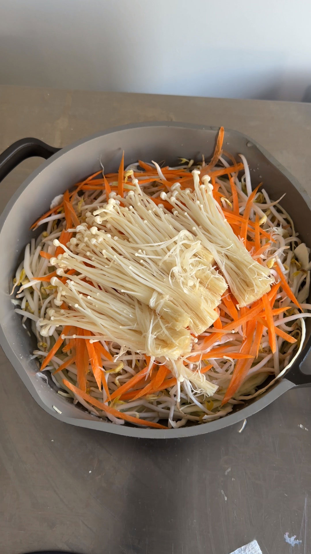 Layer cabbage, beansprouts, carrots, and enoki mushrooms 