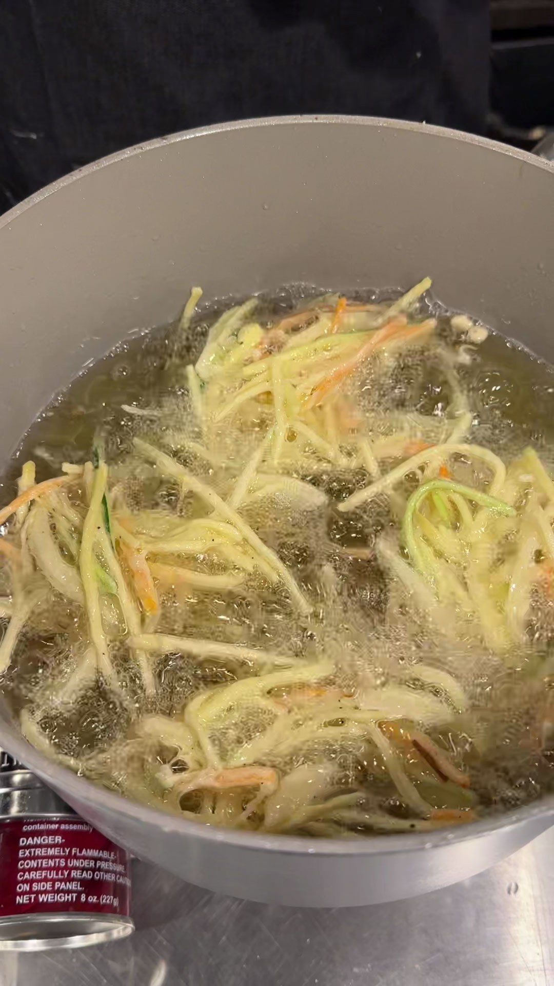 Frying the vegetable tempura 