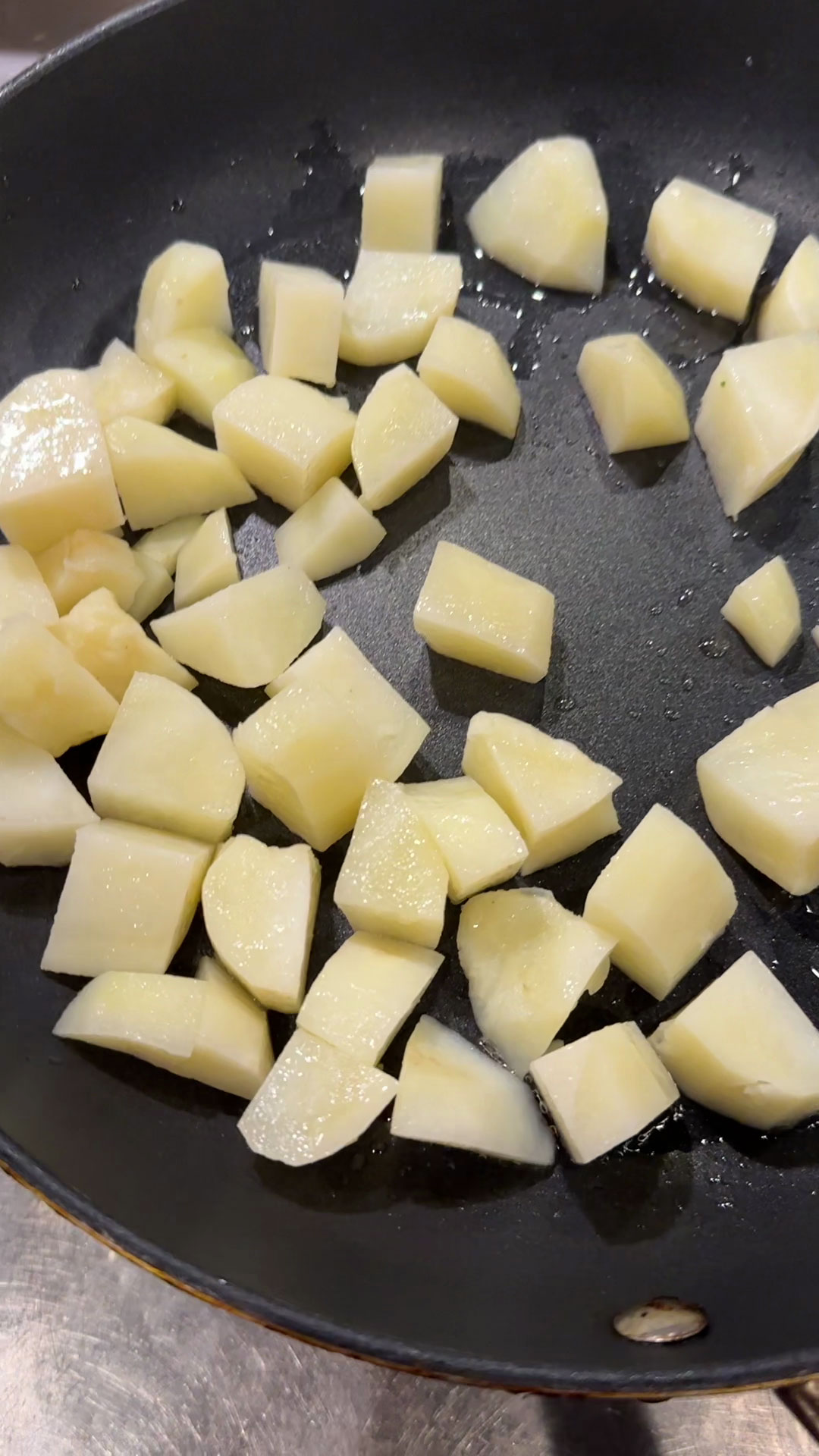 Stir fry the potatoes with garlic 