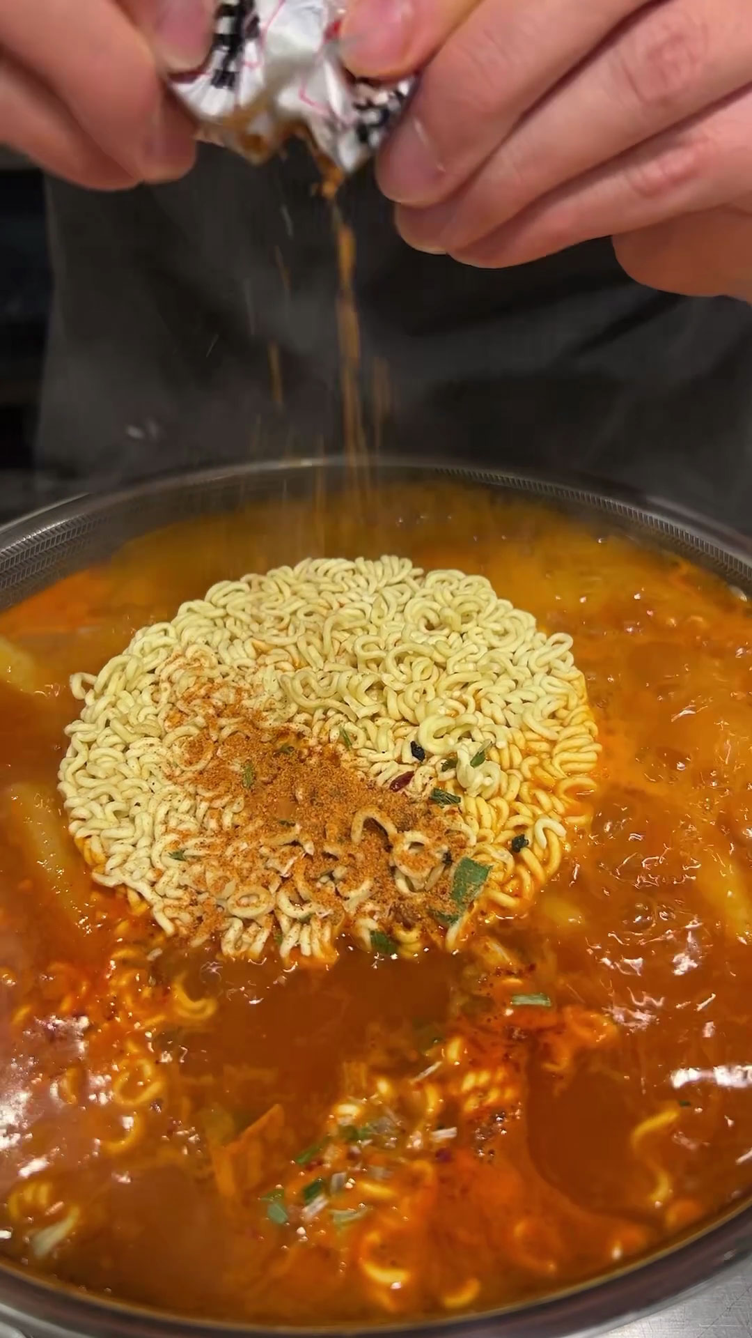 Add ramen to the boiling rice cakes 