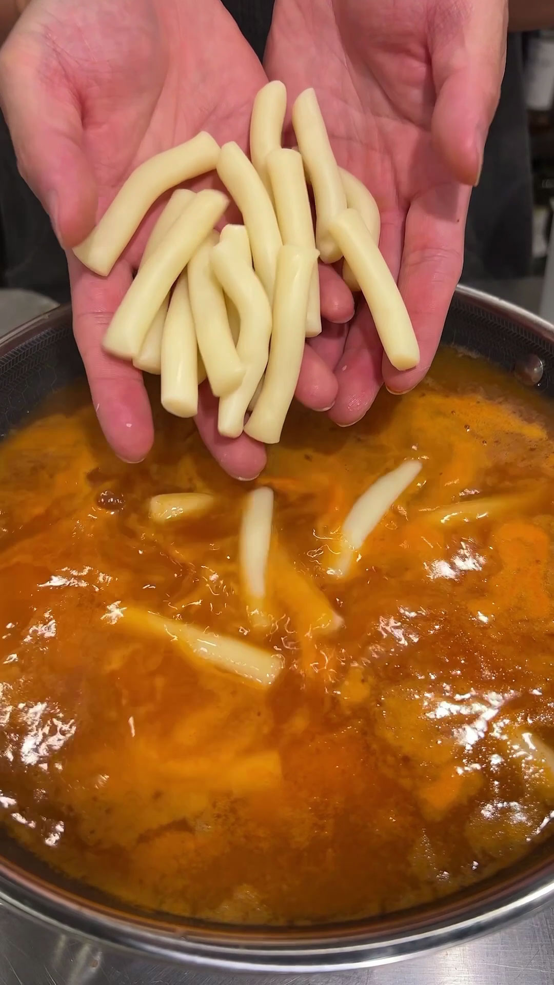 Add rice cakes to the boiling sauce 