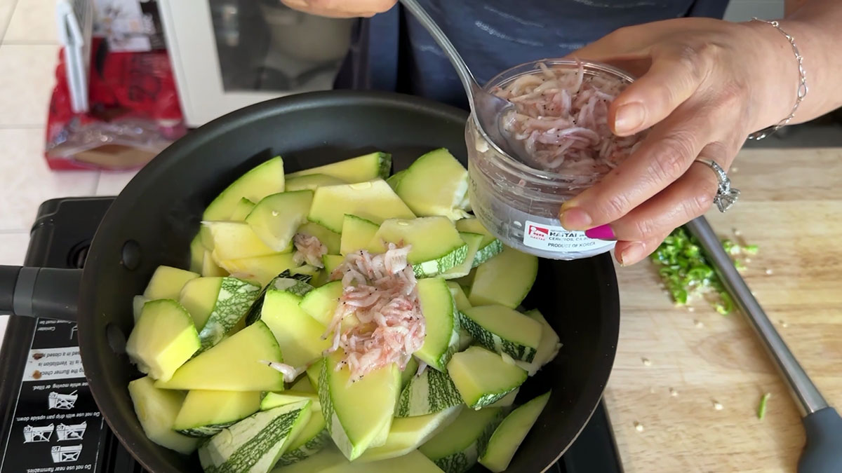 Season zucchini with salted shrimp 