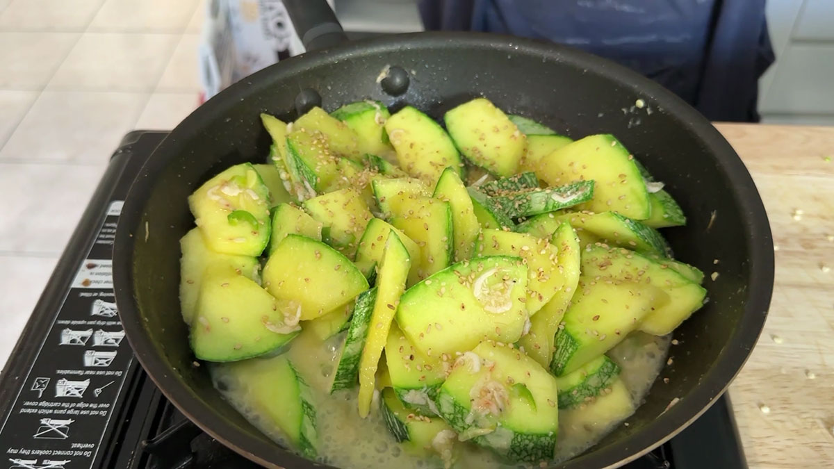 Garnish zucchini with sesame seeds 