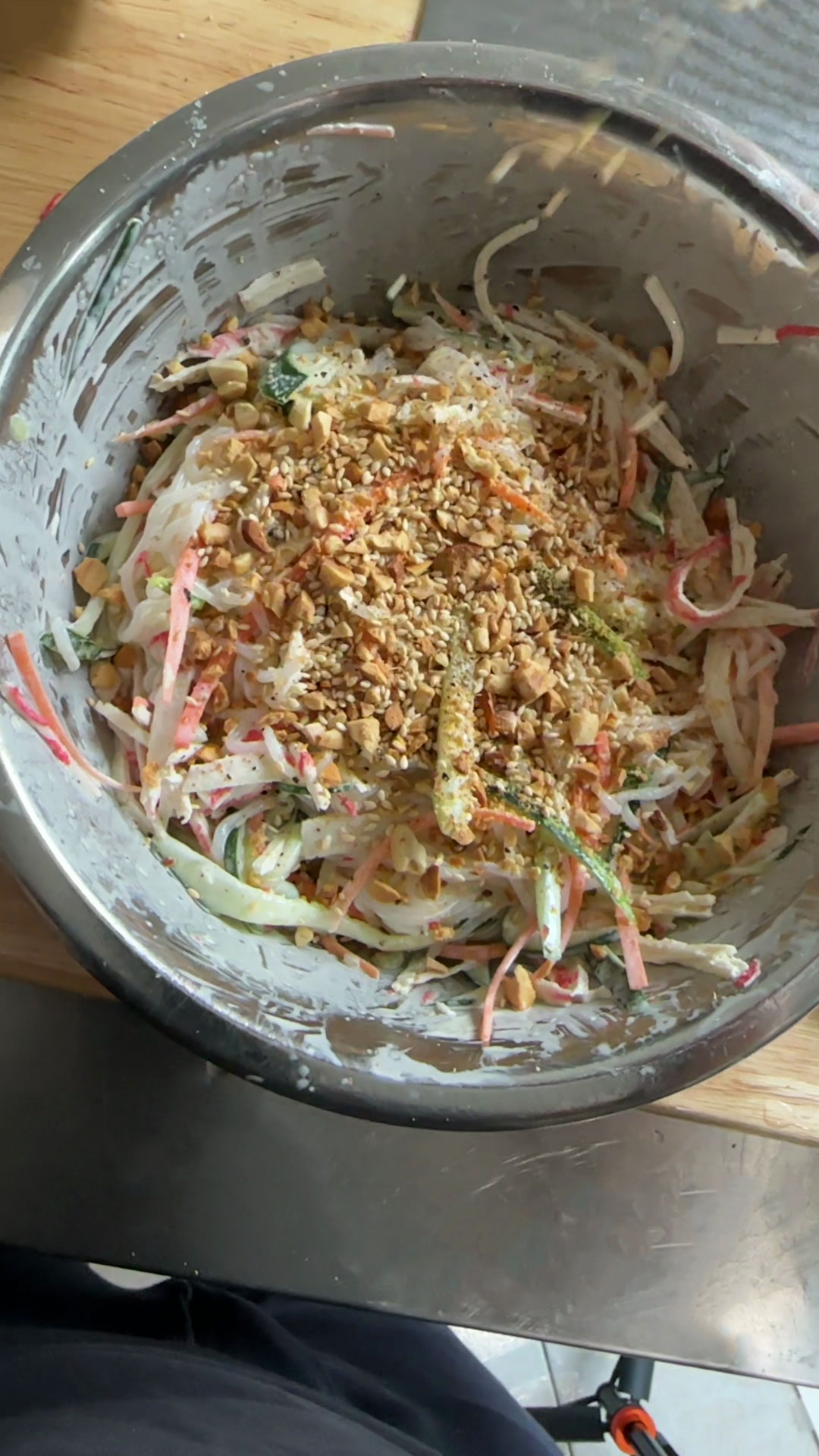 Garnish with crushed peanuts and sesame seeds 