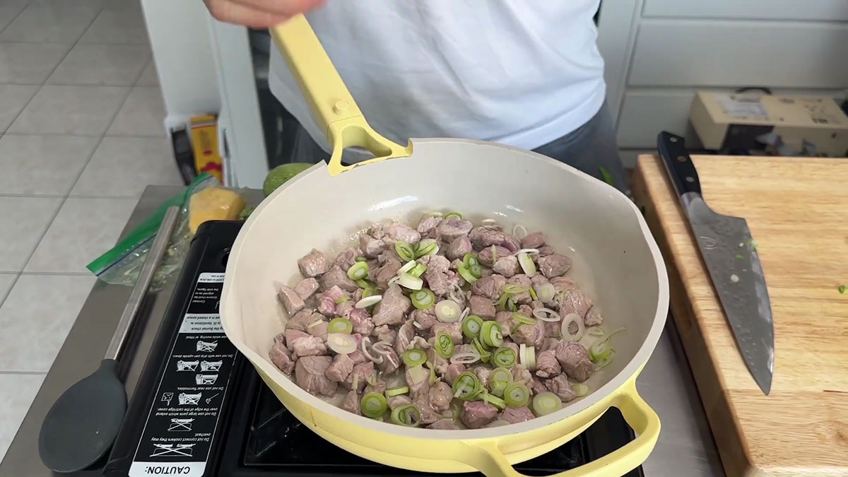 Saute pork with aromatics 