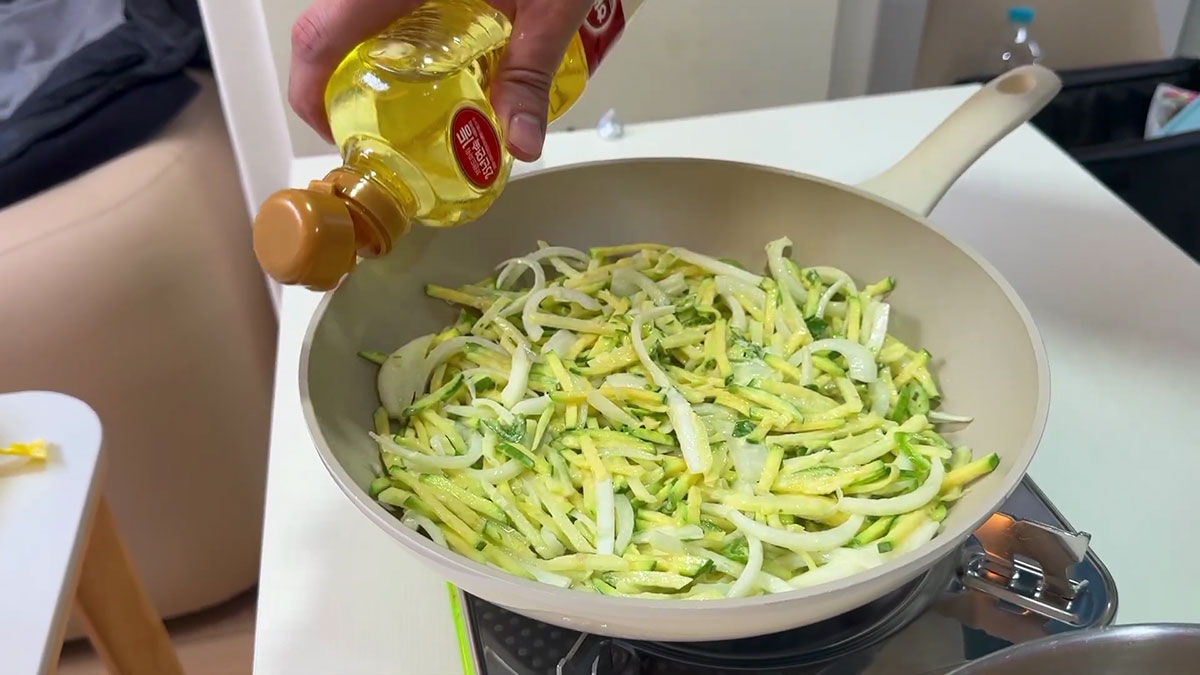 Pan-fry the zucchini batter 