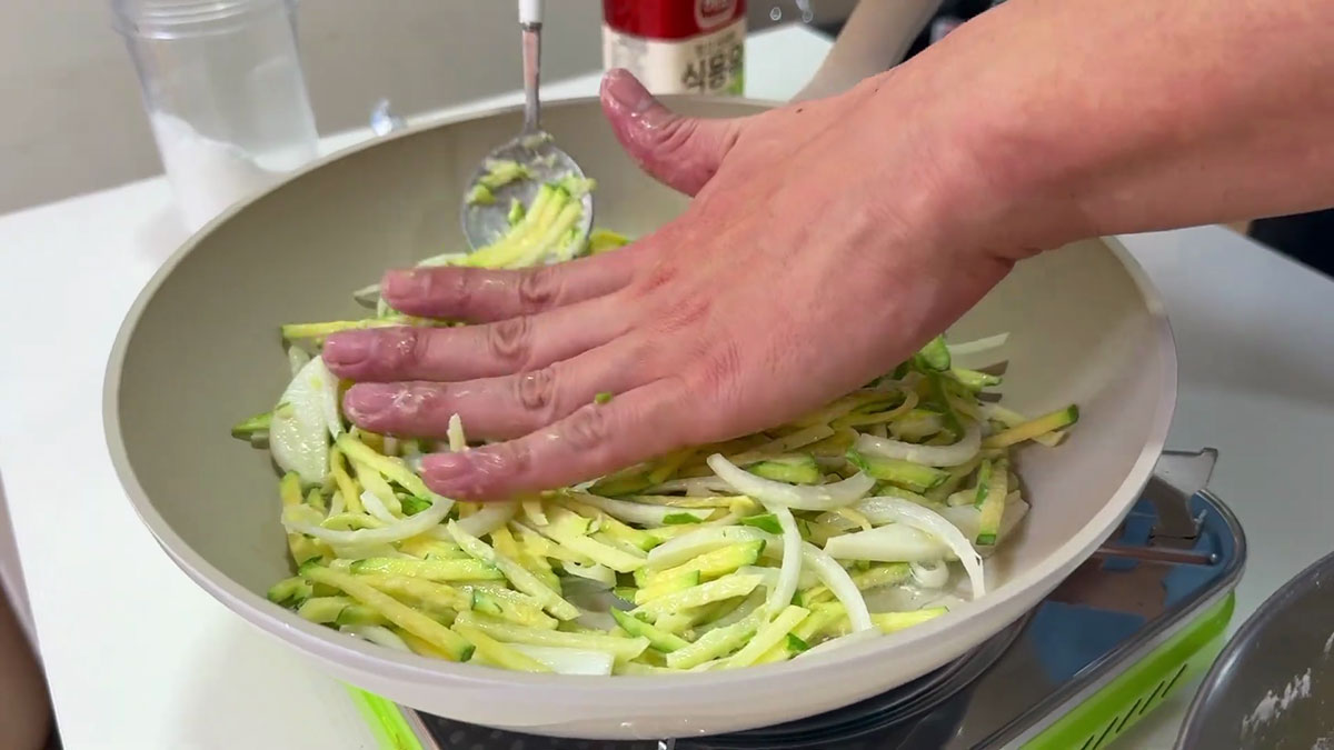 Pan-fry the zucchini batter 