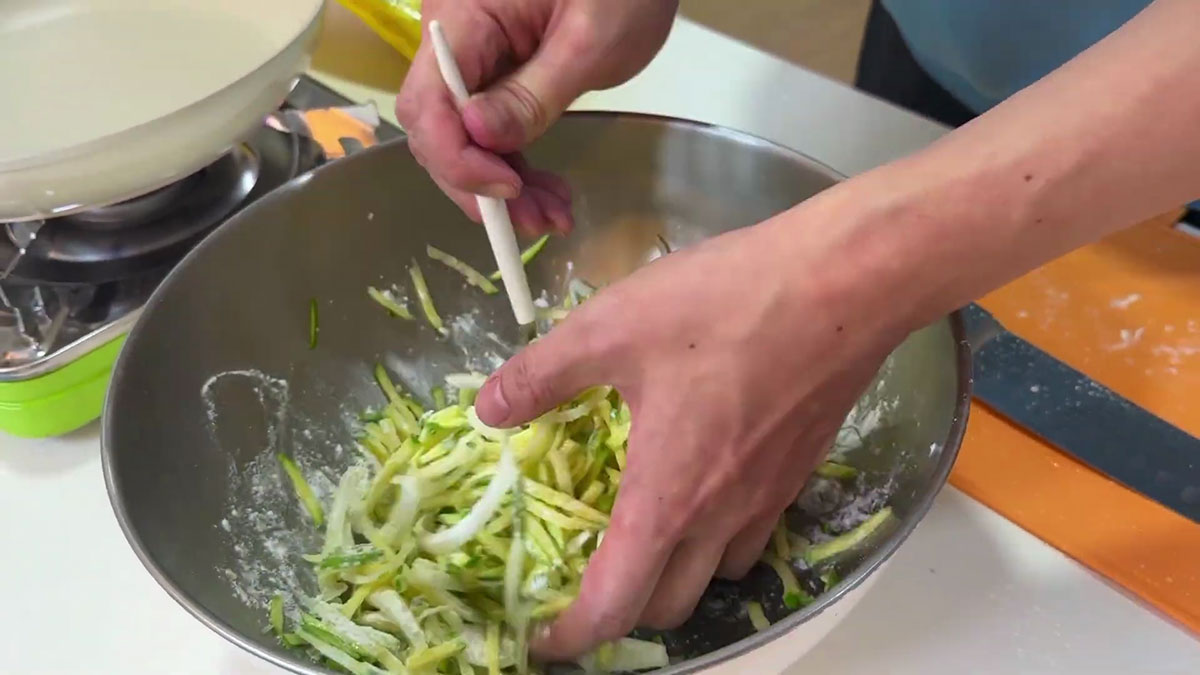 Add Korean pancake mix and potato starch to the vegetables and mix it well 