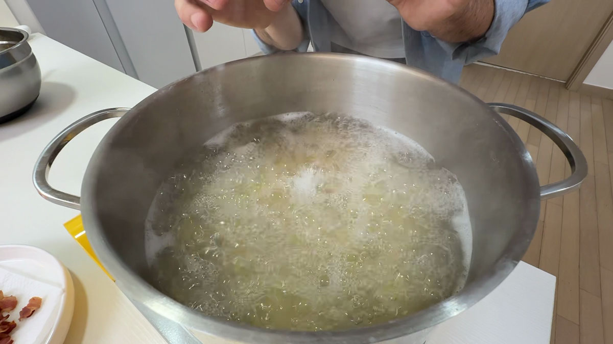 Boiling the pasta 