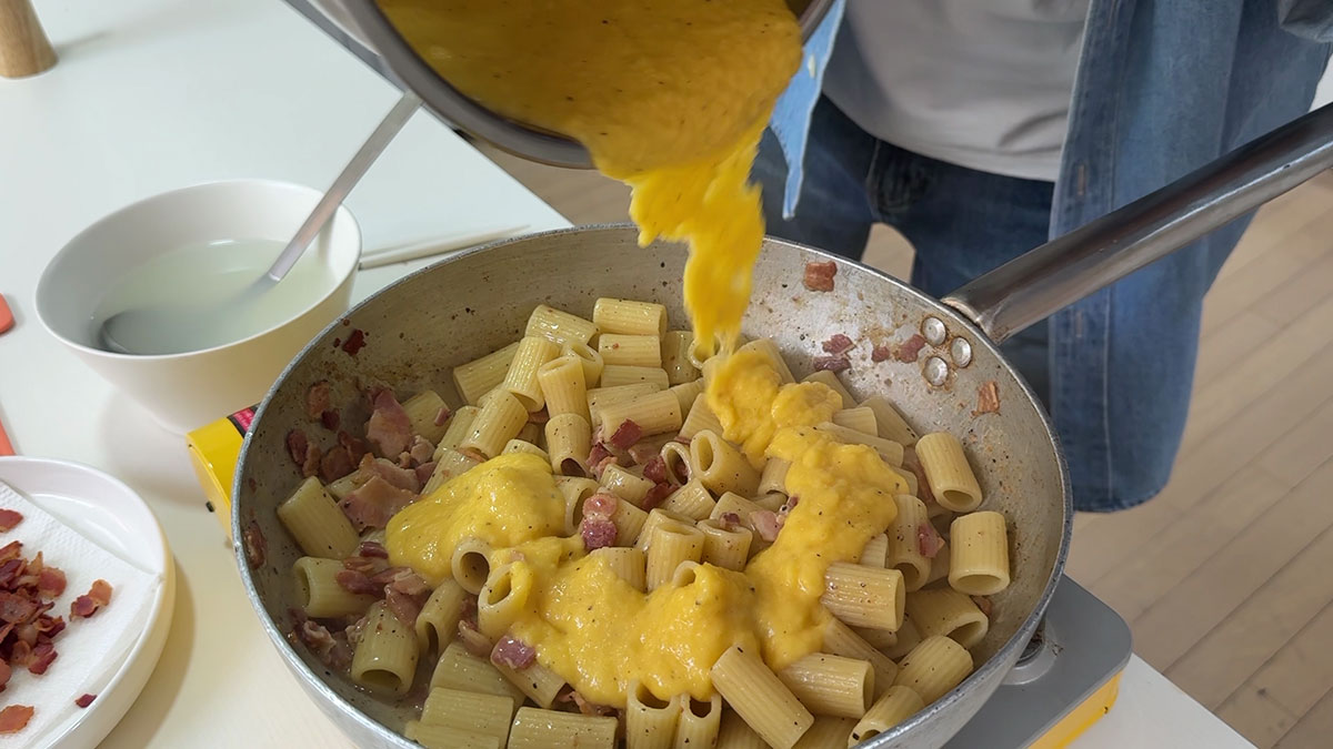 Combine pasta and carbonara sauce 