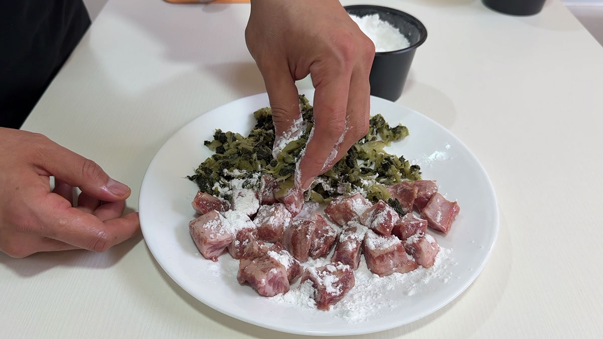 Chopped pork dusted with potato starch