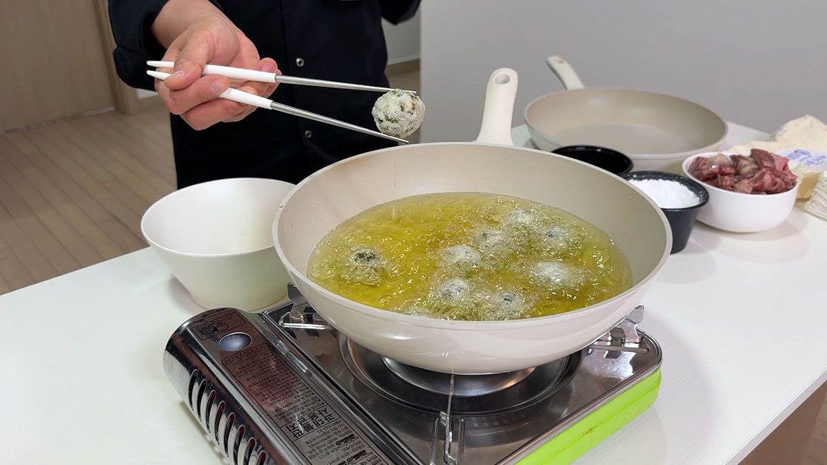 Frying the pork balls 