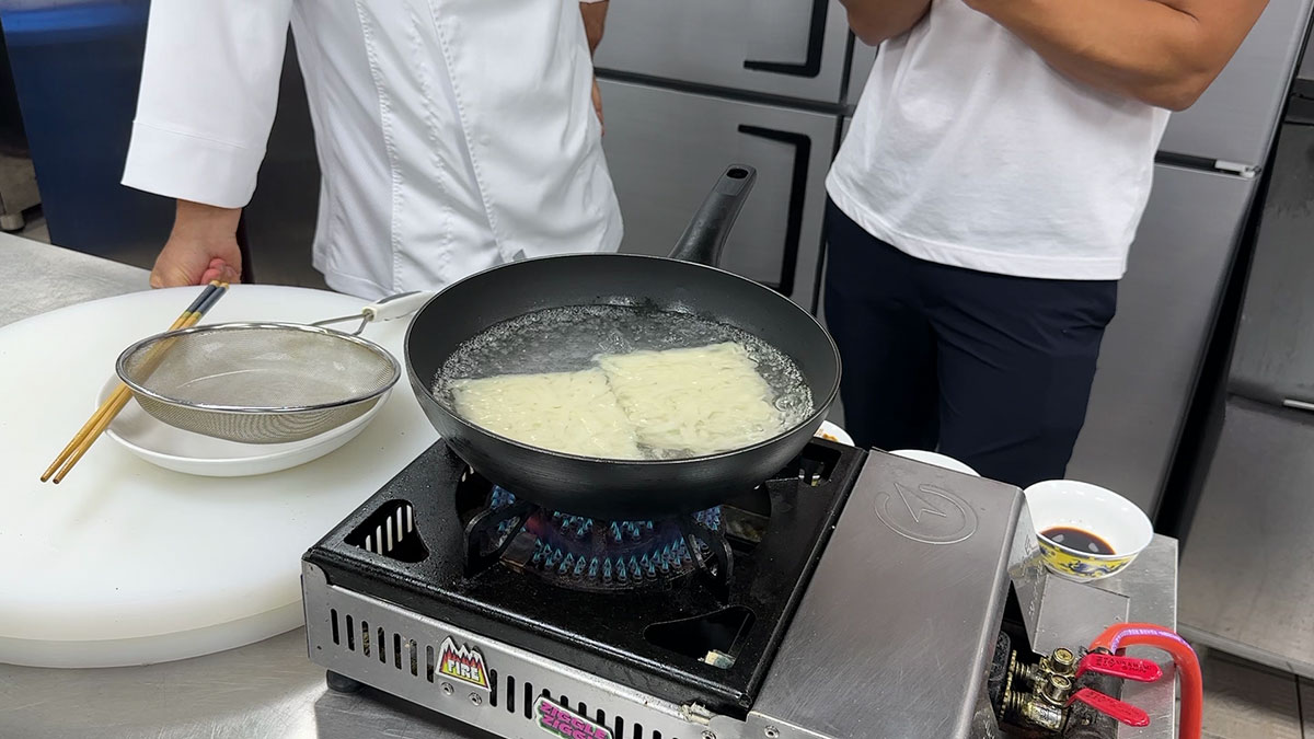 Boil the udon noodles 