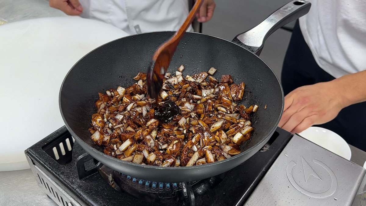 Stir fry the onion with the black bean sauce 