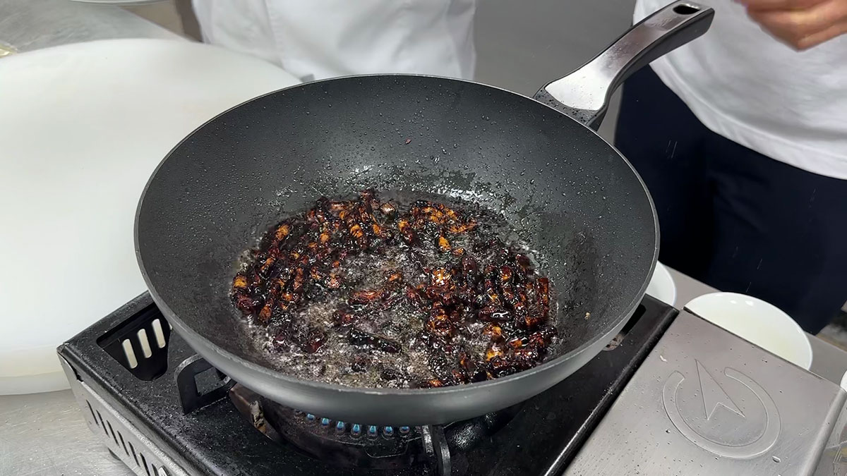 Saute the black bean paste with the pork 