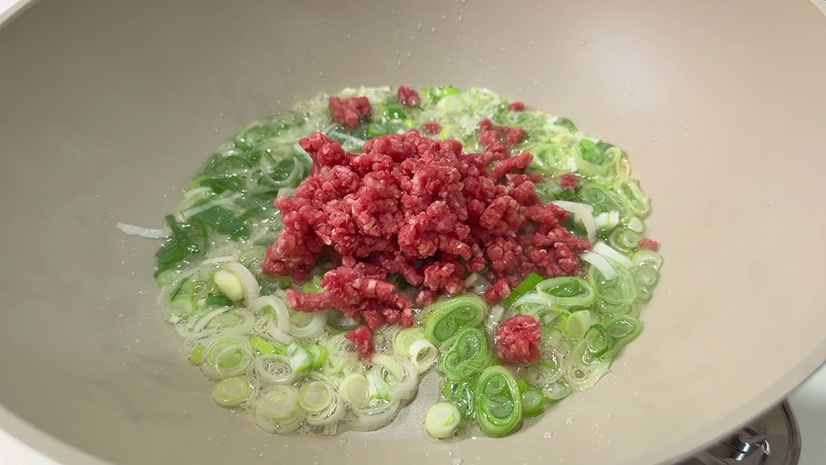 Saute the scallions and ground beef 