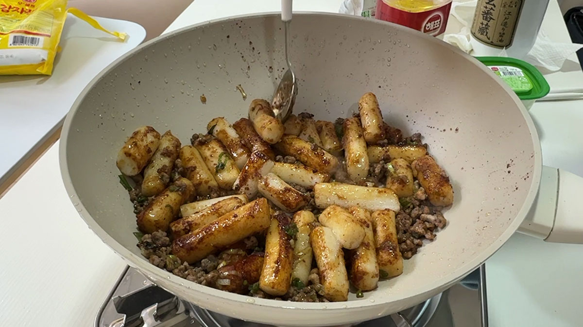 Combine rice cakes and ground beef