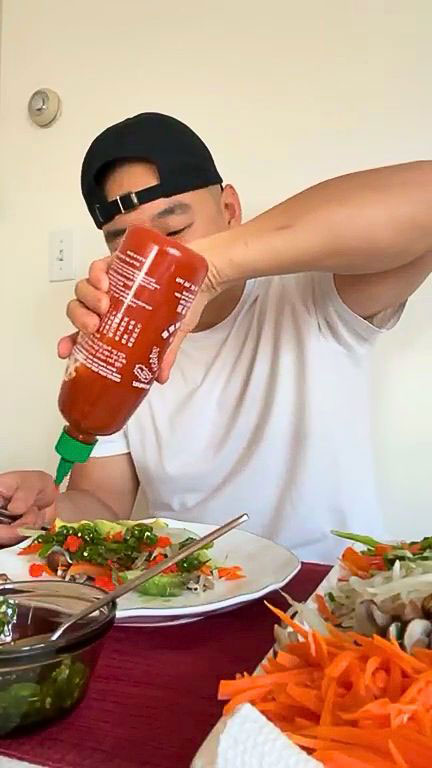 Drizzle sriracha over the veggies and meat 