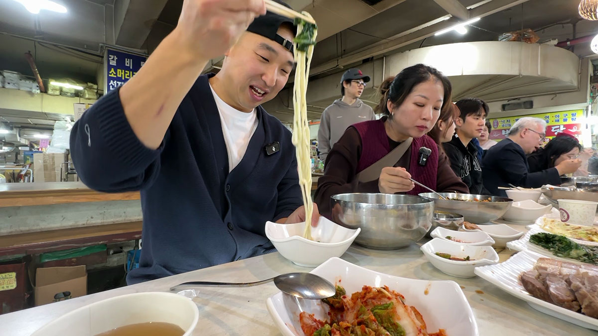 Chef Chris Cho and wifey at Andongjip Son Kalguksu
