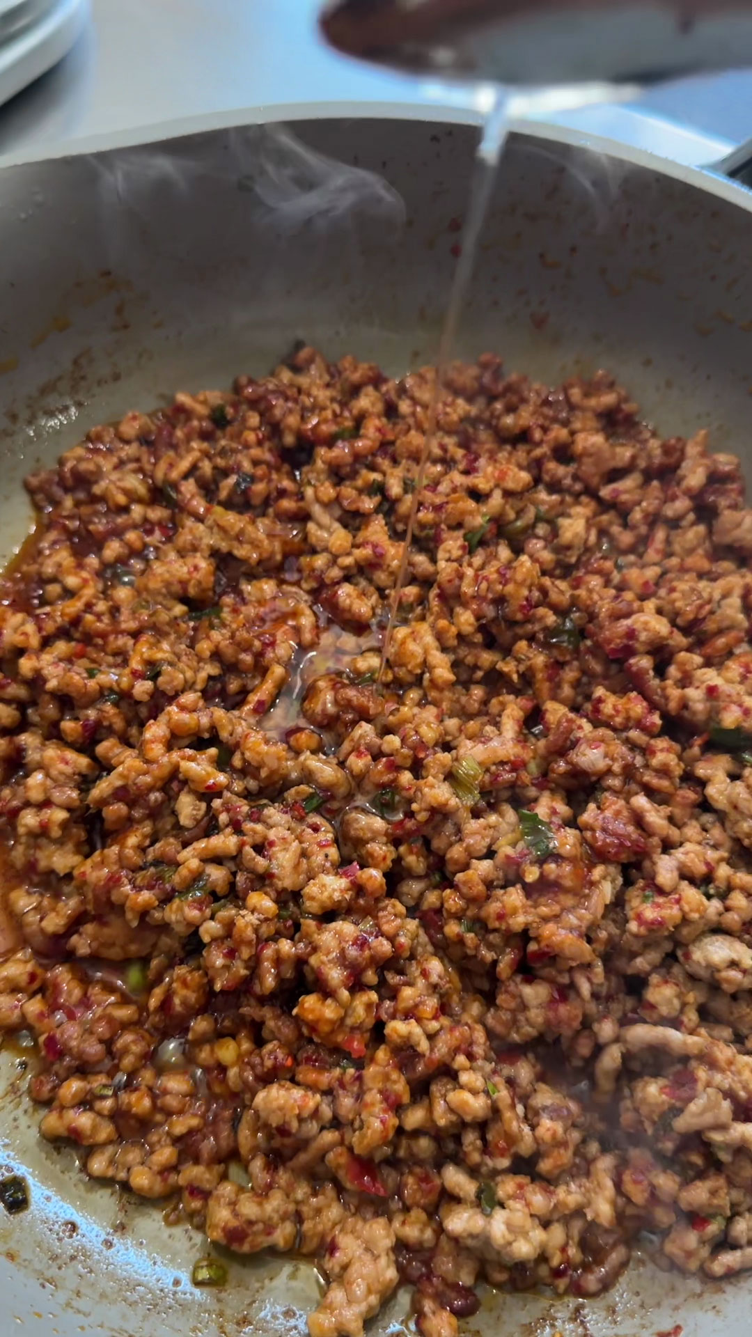 Saute the minced pork with the sauce ingredients 