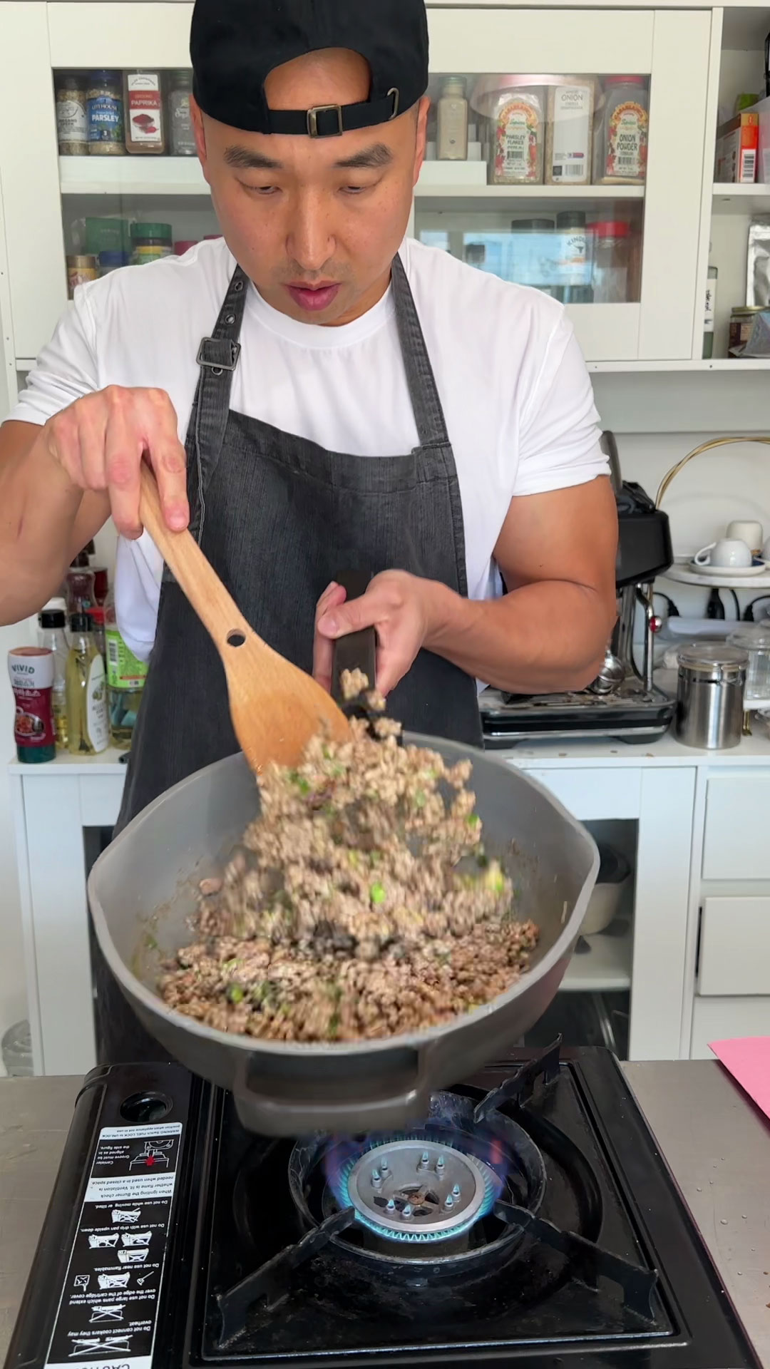 Saute the minced pork with the aromatics 