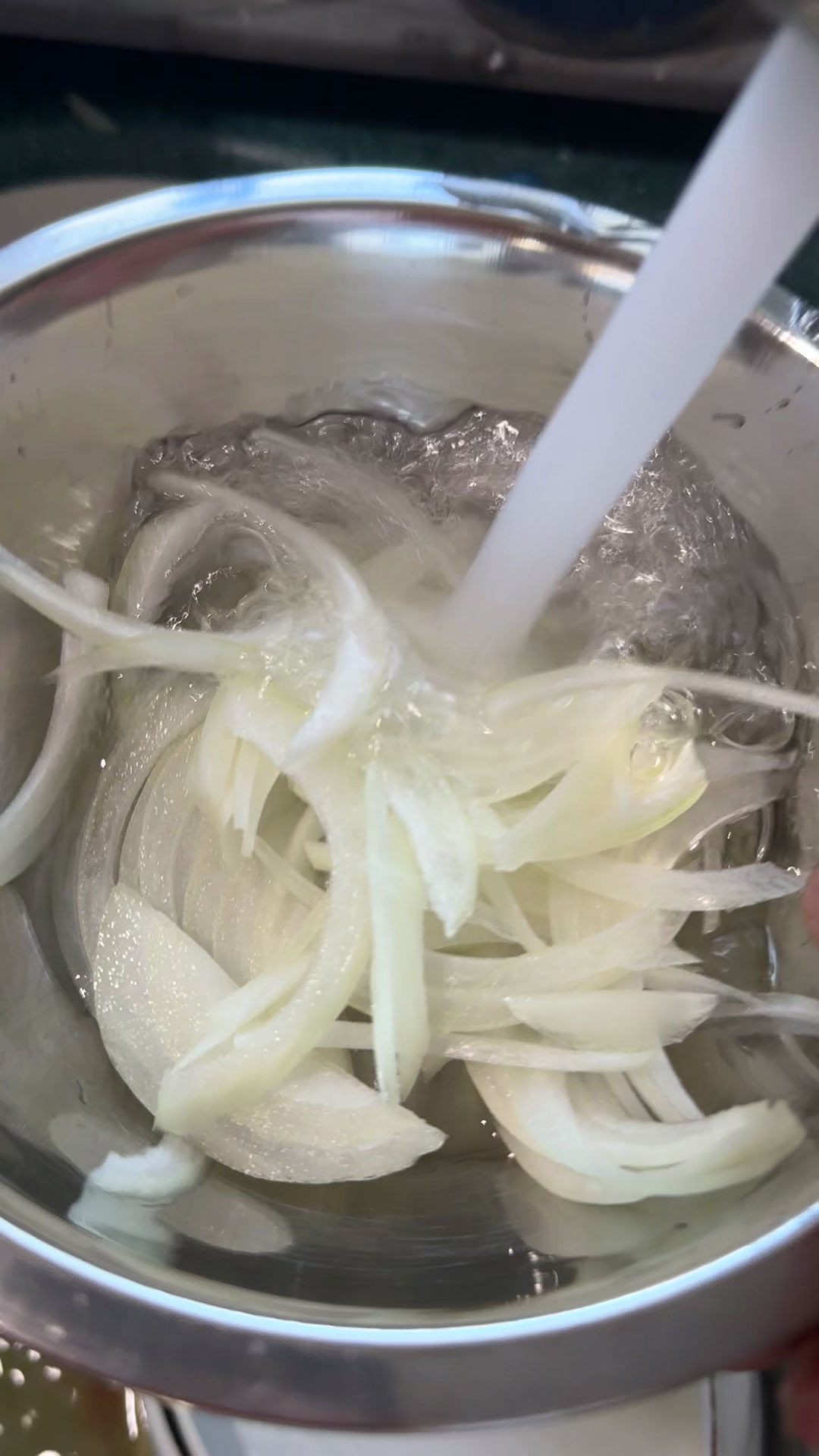 Slice the onion and soak in water