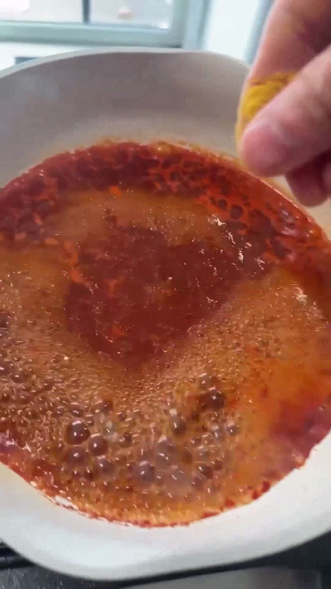 Combine water, soy sauce, pepper paste, pepper flakes, sweetener, dashida, and curry powder, then bring this to a boil 