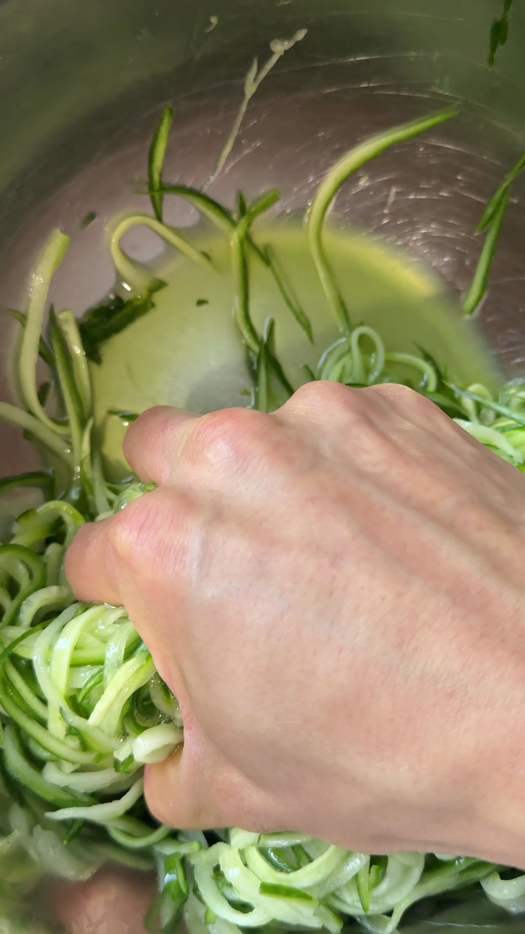 Drawing out the moisture of cucumber using salt 
