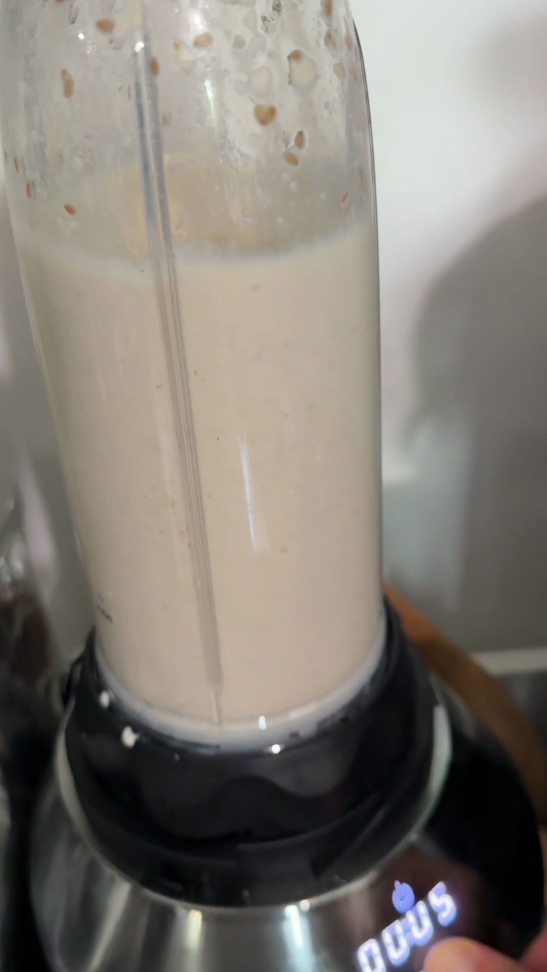 Blending soy milk soup 